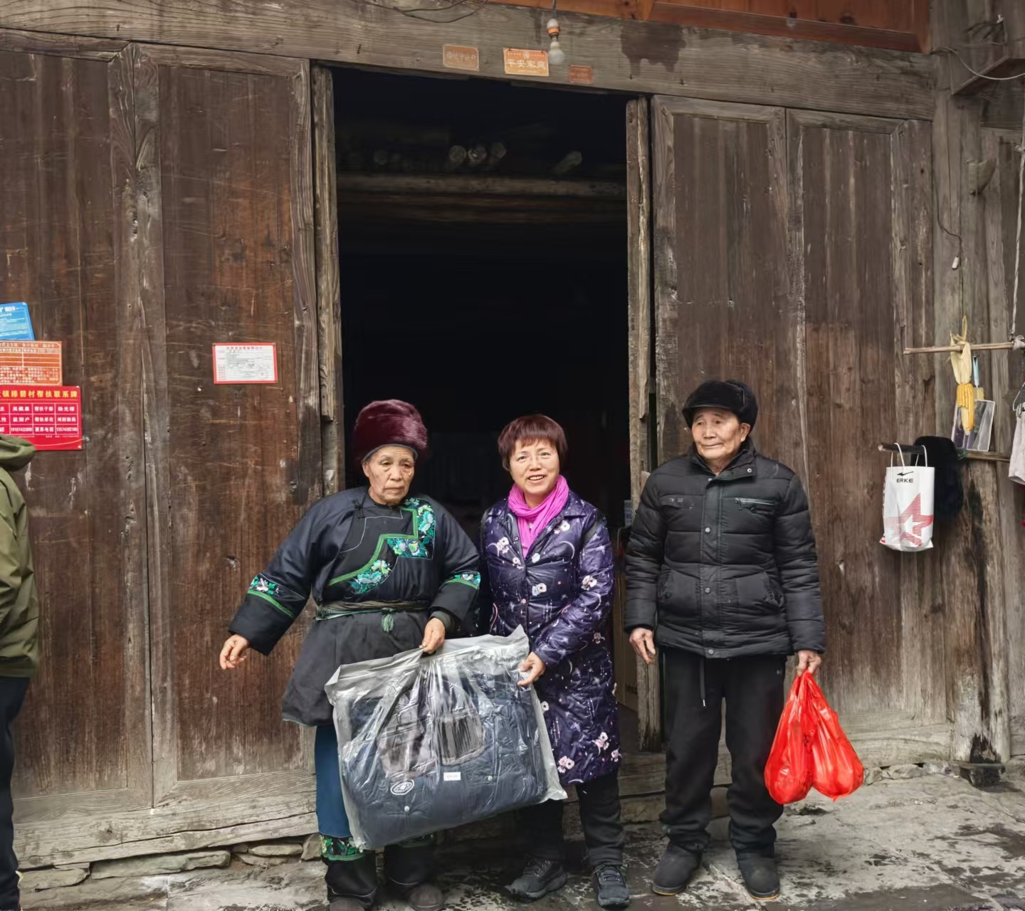州国库集中支付核算中心党支部 深入帮扶村开展“一月一课一片一实践”活动